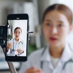 Fenomena 'Dokter TikTok' 2026: Pasien Datang Sudah Bawa Diagnosis, Dokter Cuma Tinggal TTD