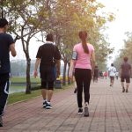 Dokter Mulai Meresepkan 'Jalan Kaki Teleponan' untuk Pasien Overthinking – Ini Penjelasan Ilmiahnya